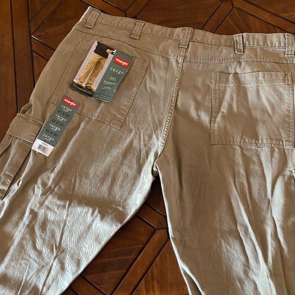 Men's 42 x 30 wrangler loose fit cargo pants